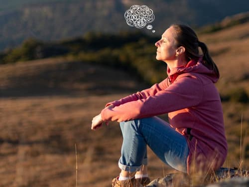 Mulher sentada com balão de pensamento sobre a cabeça Mulher sentada com balão de pensamento sobre a cabeça