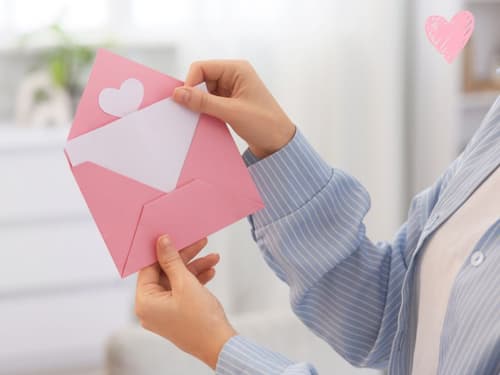 Uma pessoa segurando uma carta de amor Uma pessoa segurando uma carta de amor
