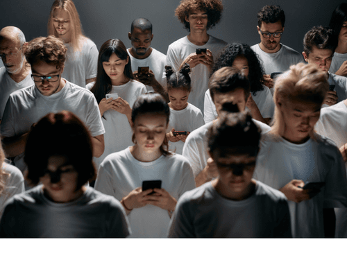 Grupo de pessoas lado a lado, todas olhando para seus celulares, sem interação entre si. Grupo de pessoas lado a lado, todas olhando para seus celulares, sem interação entre si.