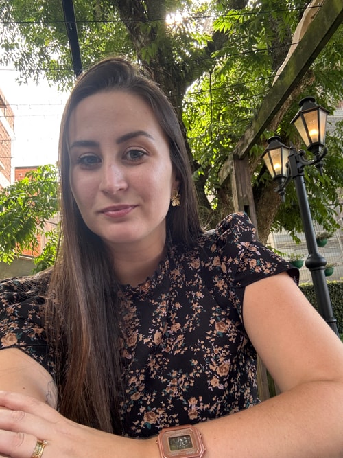 Psicólogo(a) Camile Hass Gonçalves de Oliveira atendendo online em Curitiba/PR